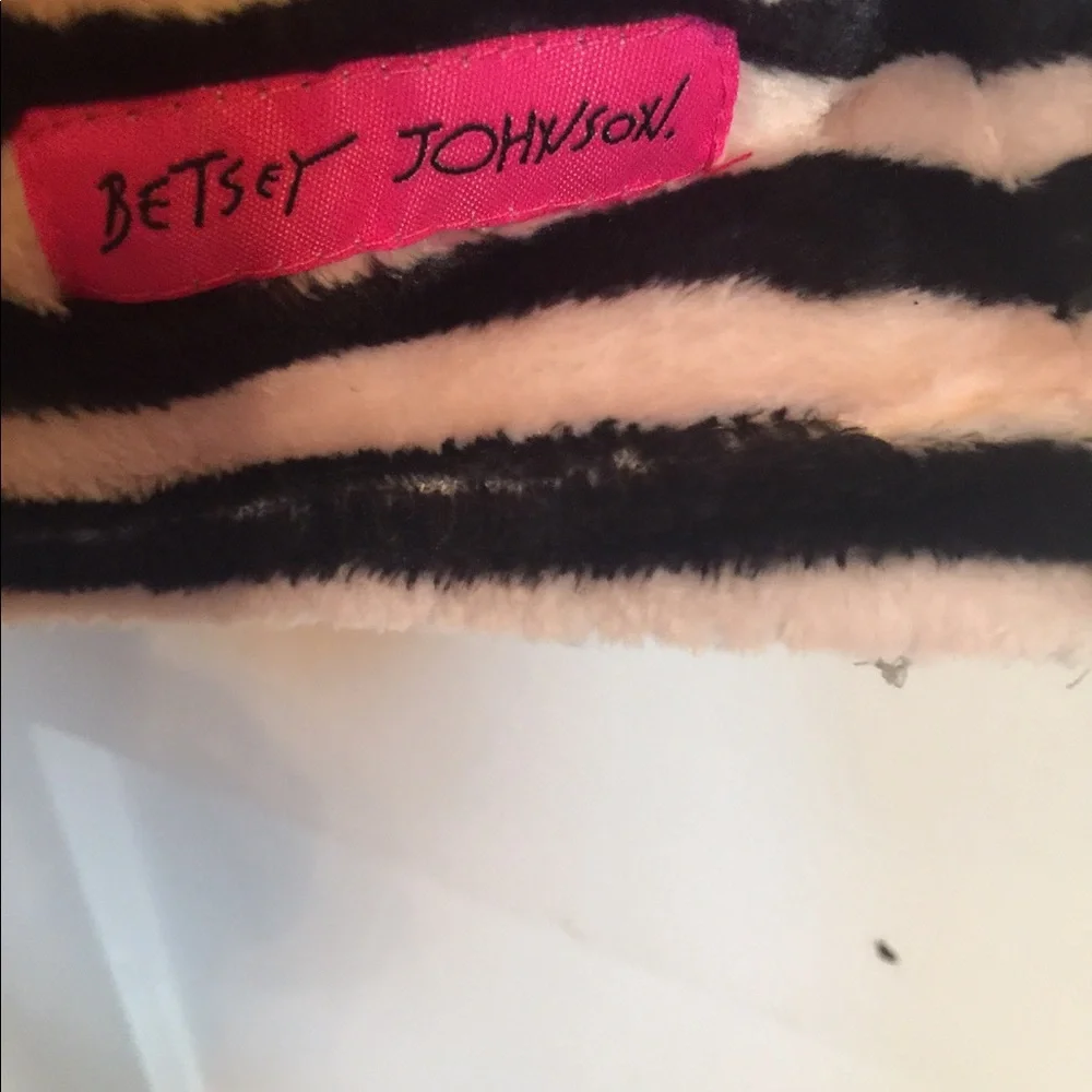 Betsey Johnson Ultra Soft Plush Throw 50in X 60in All Over Spell out Logo